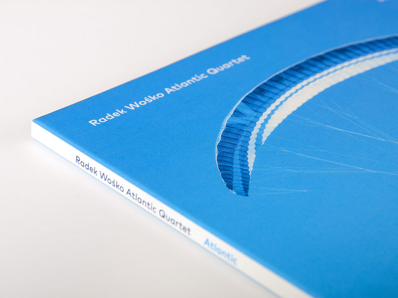 Okładka płyty RAdek Wośko Atlantic Quartet <Atlantic&rt;, przedstawiająca paralotnię na tle błękitnego nieba