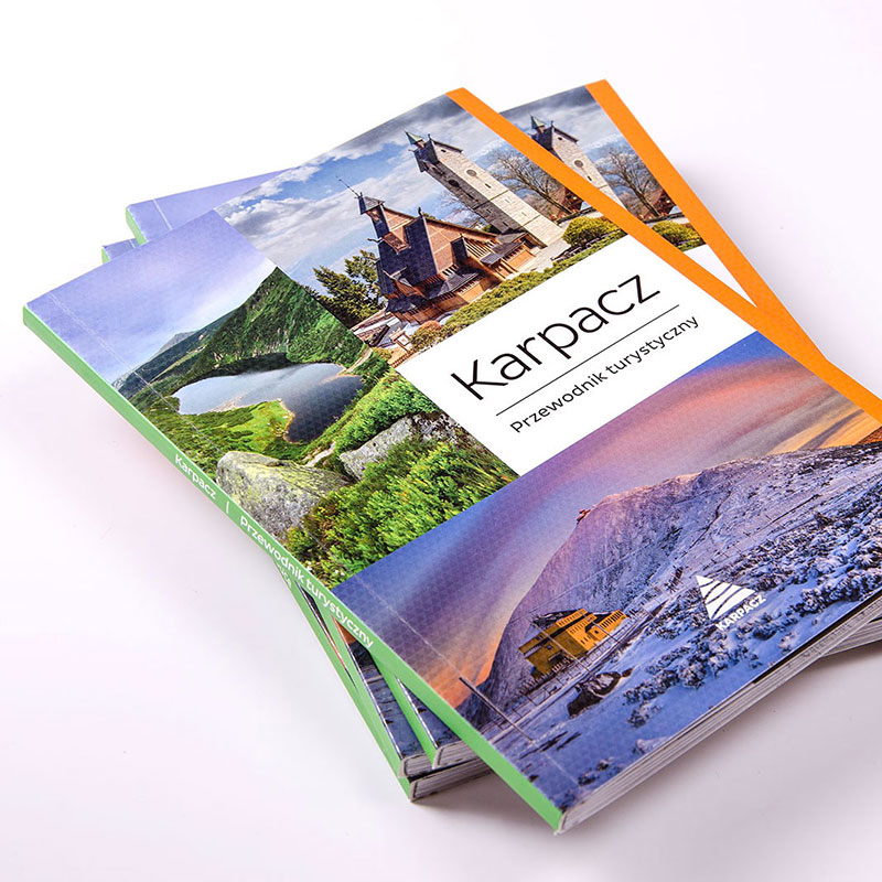 okładka przewodnika po Karpaczu: widok na Śnieżkę zimą, Wielki Staw, świątynia Wang