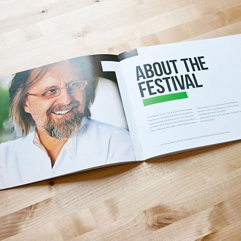 Rozkładówka wewnętrzna katalogu pierwszej edycji Festiwalu Transatlantyk, na której widnieje zdjęcie Jana A. P. Kaczmarka